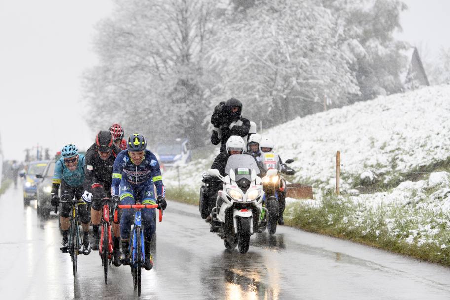 Condizioni avverse al passo Chatelard durante la seconda giornata del Giro di Romandia (Ap)